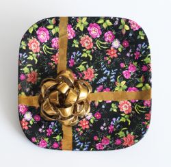 square side 2, Charlotte Black, Gold